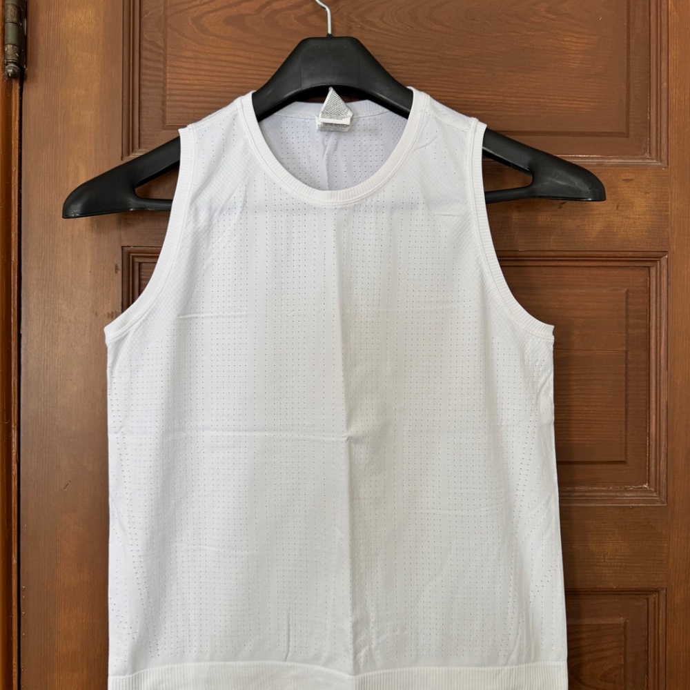 EUC ATHLETA White In Motion Seamless Tank Top Round Neck Size - MEDIUM